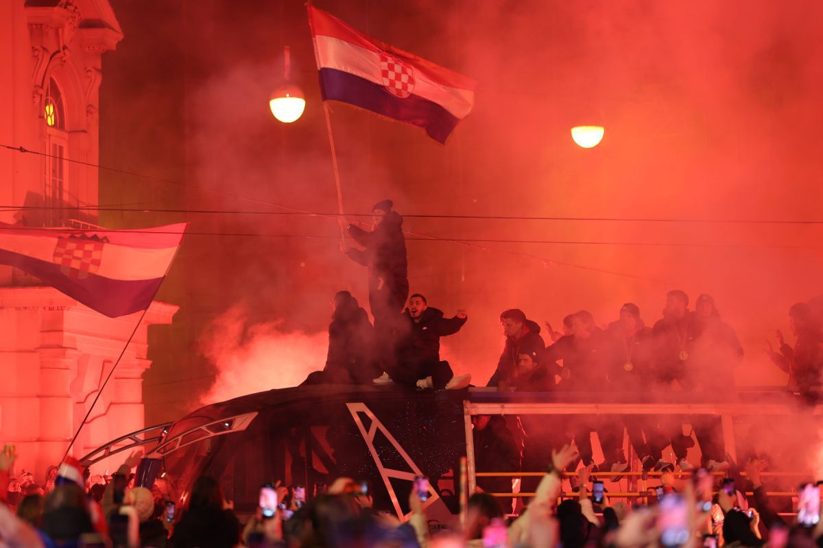 Scene FABULOASE pe străzile din Zagreb » Croații s-au strâns cu zecile de mii pentru a sărbători alături de fotbaliști bronzul de la Mondial: „Josko, accepți oferta?”