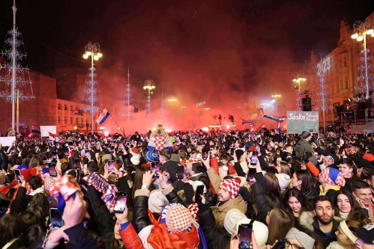 Scene FABULOASE pe străzile din Zagreb » Croații s-au strâns cu zecile de mii pentru a sărbători alături de fotbaliști bronzul de la Mondial: „Josko, accepți oferta?”