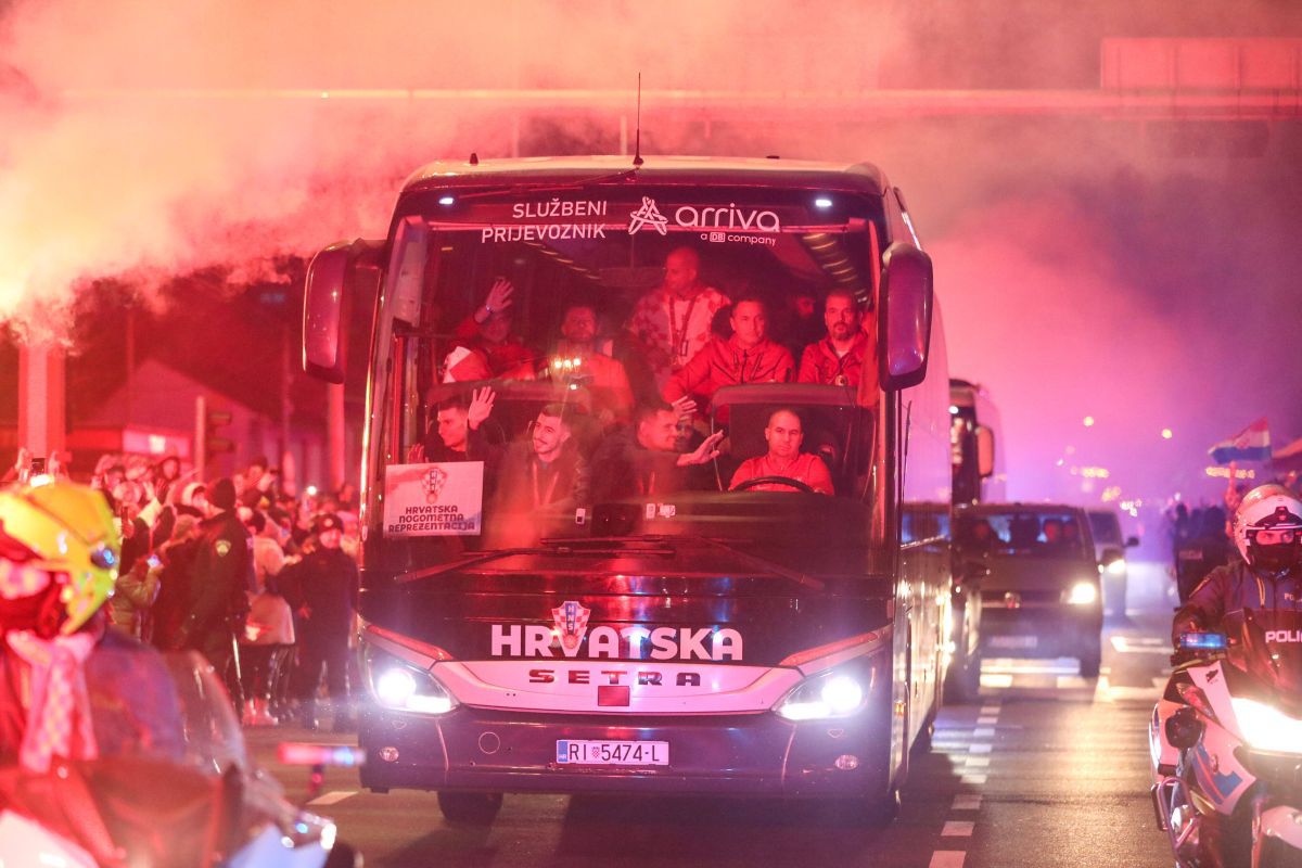 Scene FABULOASE pe străzile din Zagreb » Croații s-au strâns cu zecile de mii pentru a sărbători alături de fotbaliști bronzul de la Mondial: „Josko, accepți oferta?”