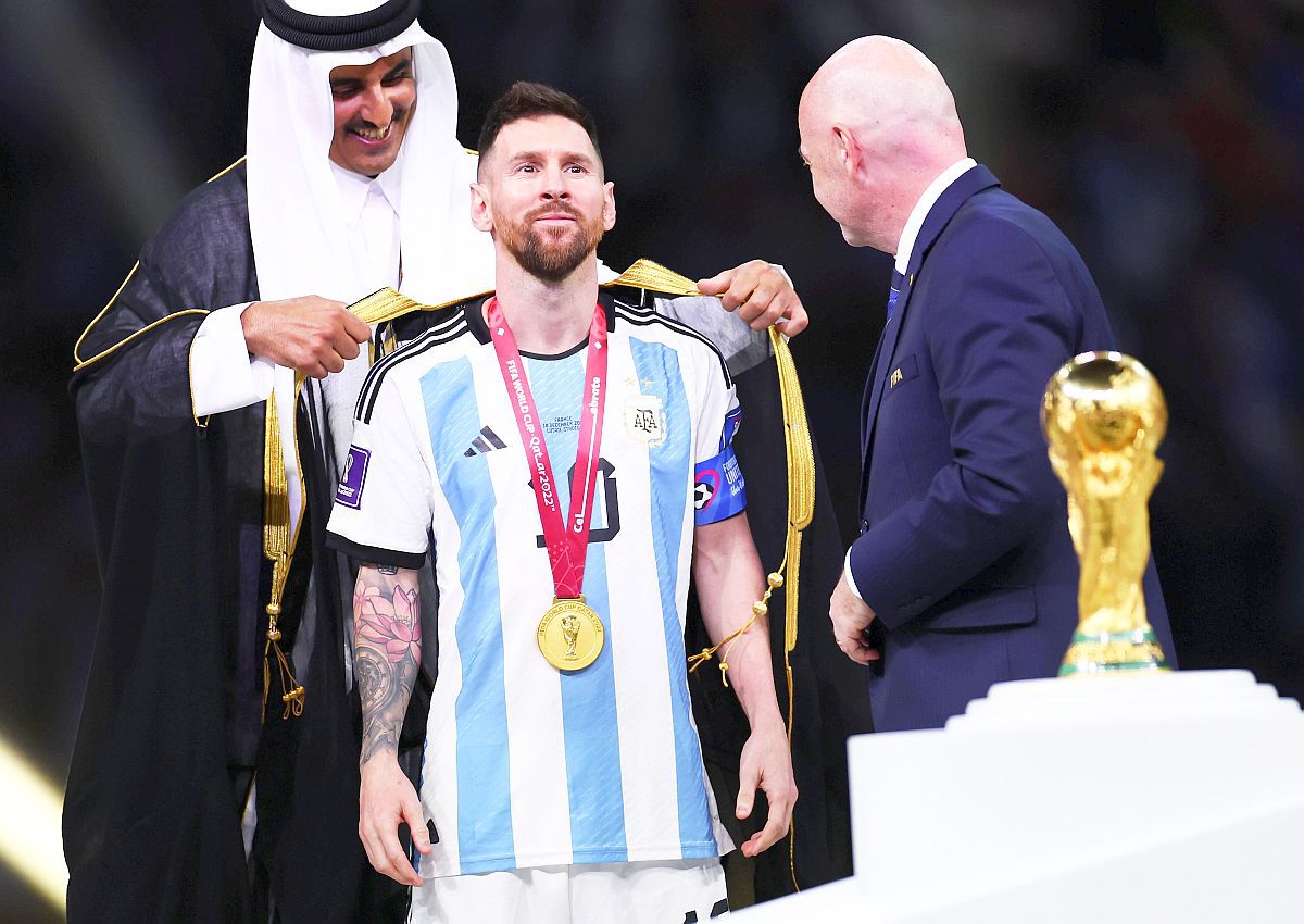 Cu ce l-ar fi îmbrăcat românii pe Lionel Messi, dacă lua Mondialul în România? Cele mai haioase 5 răspunsuri câștigă câte o minge Adidas Al Rihla