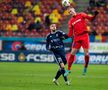 Moment comic în prima repriză din FCSB - FC Botoșani: și-a „reclamat” propriu coleg + Ce s-a întâmplat în faza suspectă de penalty