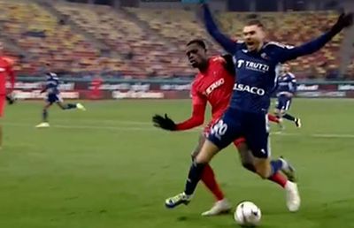 Dawa, salvat de VAR la FCSB - Botoșani » A faultat în careu, dar arbitrul a întors faza