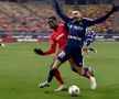 Dawa îl faultează din spate pe Mihai Roman, la FCSB - Botoșani/ foto: captură Orange Sport