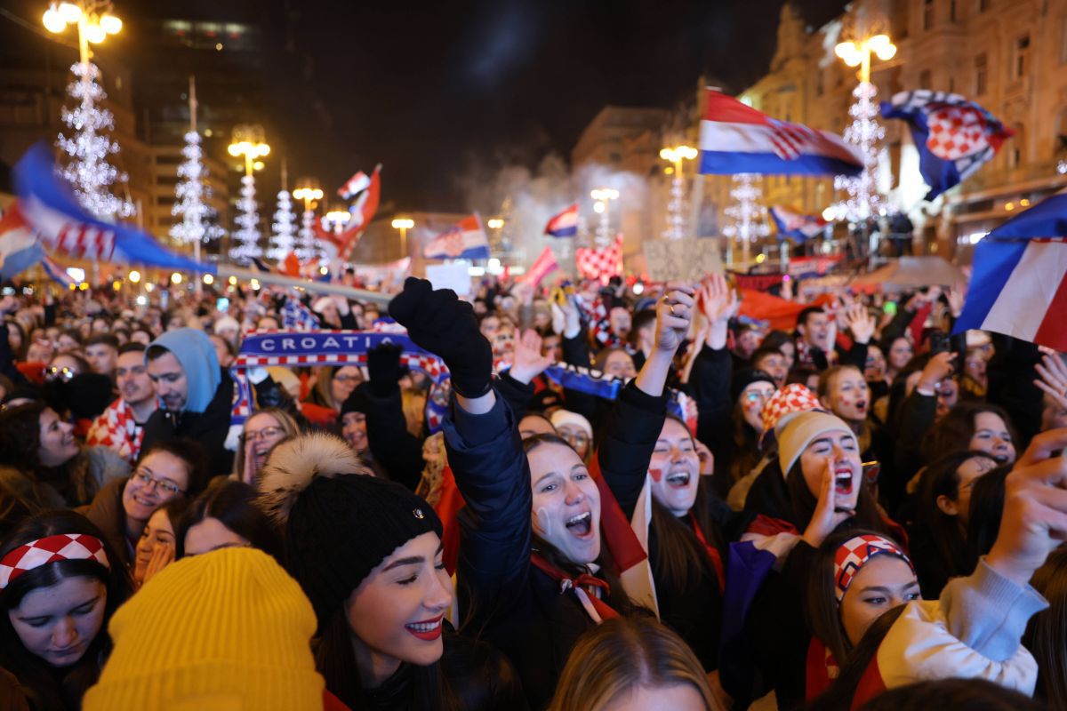 Scene FABULOASE pe străzile din Zagreb » Croații s-au strâns cu zecile de mii pentru a sărbători alături de fotbaliști bronzul de la Mondial: „Josko, accepți oferta?”