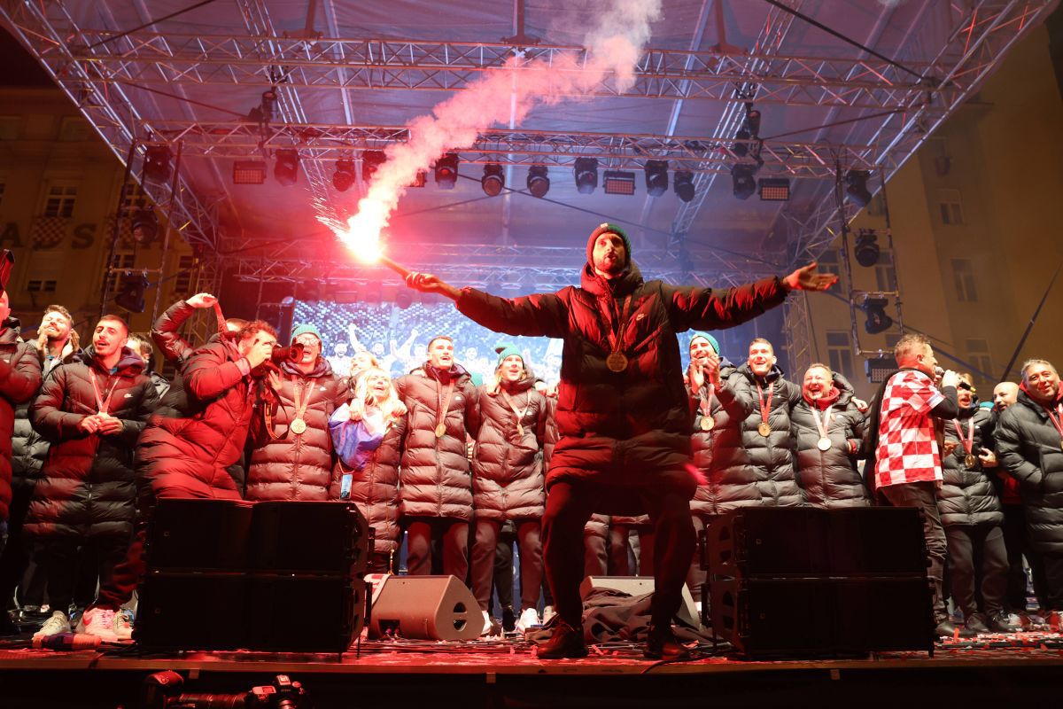 Scene FABULOASE pe străzile din Zagreb » Croații s-au strâns cu zecile de mii pentru a sărbători alături de fotbaliști bronzul de la Mondial: „Josko, accepți oferta?”