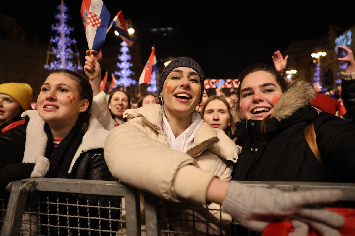 Scene FABULOASE pe străzile din Zagreb » Croații s-au strâns cu zecile de mii pentru a sărbători alături de fotbaliști bronzul de la Mondial: „Josko, accepți oferta?”
