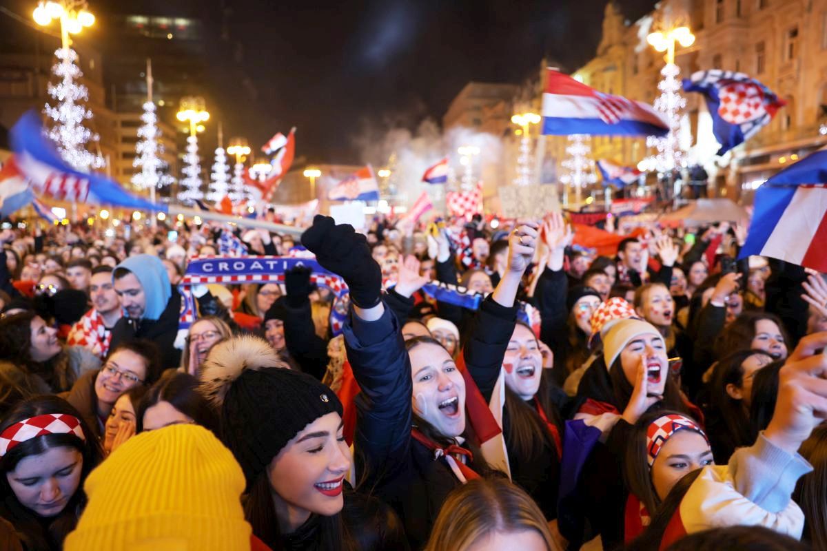 Scene FABULOASE pe străzile din Zagreb » Croații s-au strâns cu zecile de mii pentru a sărbători alături de fotbaliști bronzul de la Mondial: „Josko, accepți oferta?”