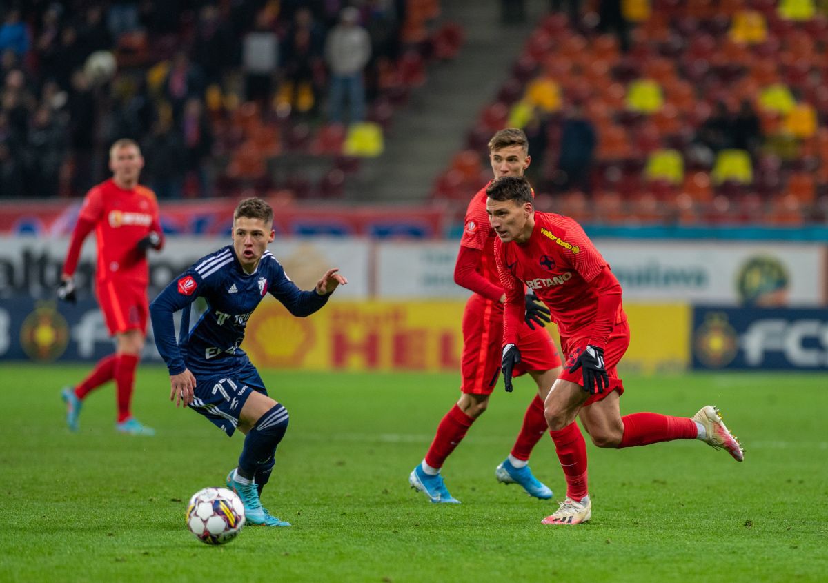Moment comic în prima repriză din FCSB - FC Botoșani: și-a „reclamat” propriu coleg + Ce s-a întâmplat în faza suspectă de penalty