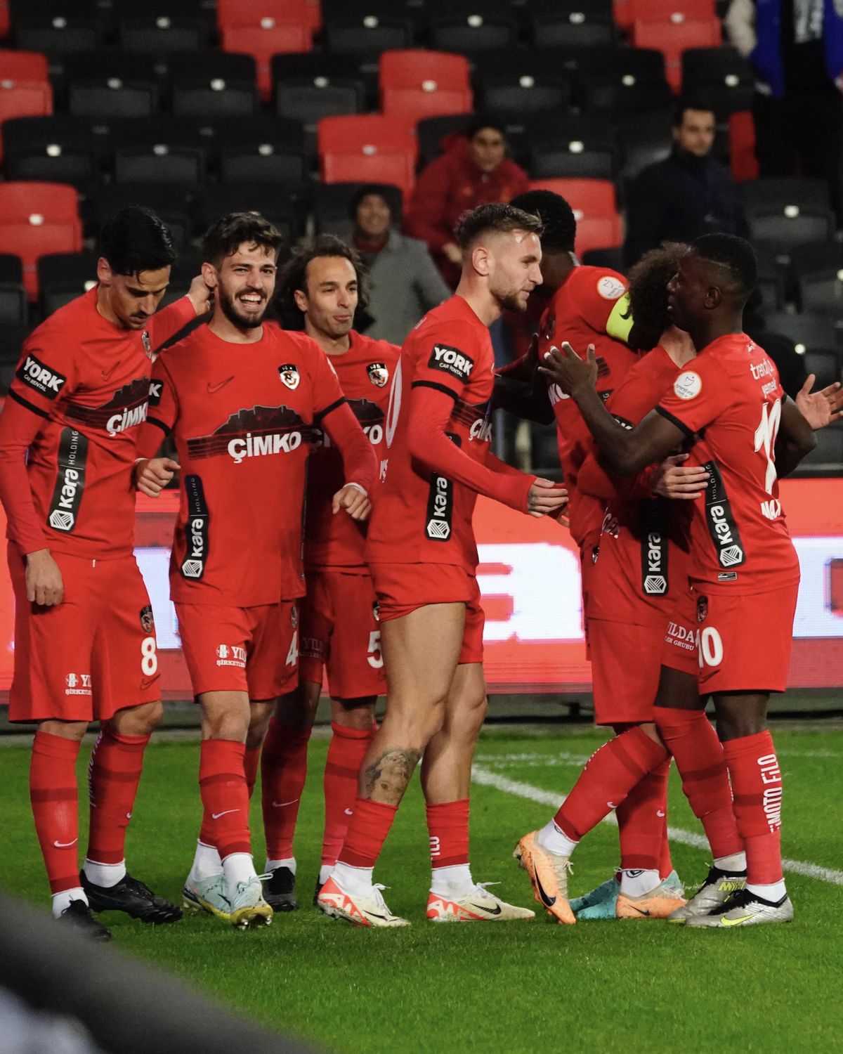 Marius Șumudică a oferit imaginea zilei în fotbalul european » A pășit pe gazon și i-a oferit arbitrului flori + ce au făcut jucătorii