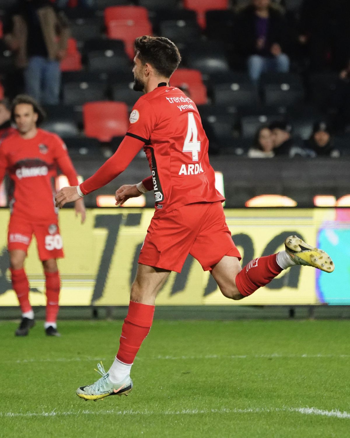 Marius Șumudică a oferit imaginea zilei în fotbalul european » A pășit pe gazon și i-a oferit arbitrului flori + ce au făcut jucătorii