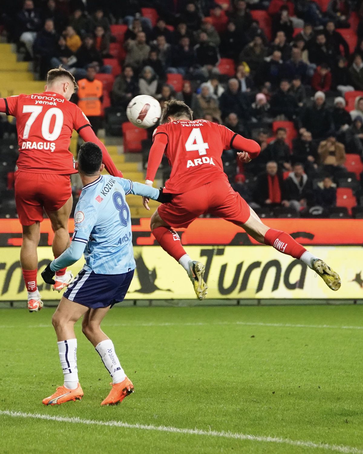 Marius Șumudică a oferit imaginea zilei în fotbalul european » A pășit pe gazon și i-a oferit arbitrului flori + ce au făcut jucătorii