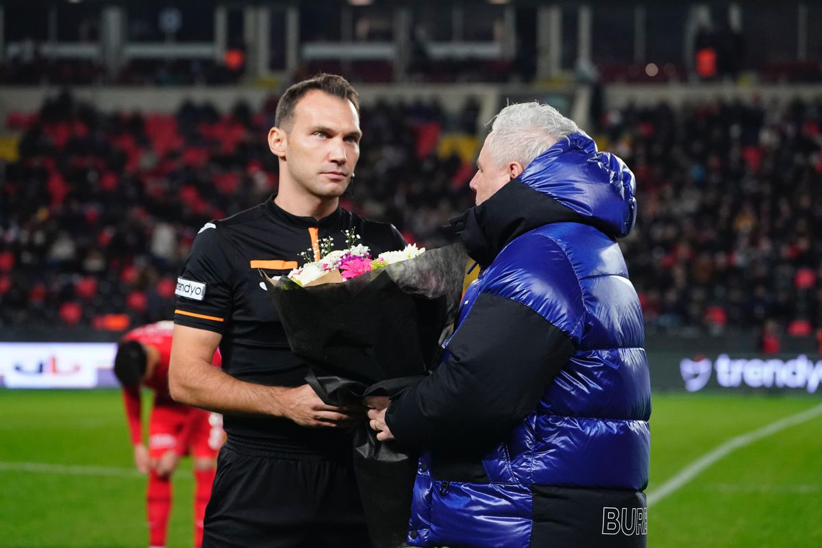Marius Șumudică a oferit imaginea zilei în fotbalul european » A pășit pe gazon și i-a oferit arbitrului flori + ce au făcut jucătorii