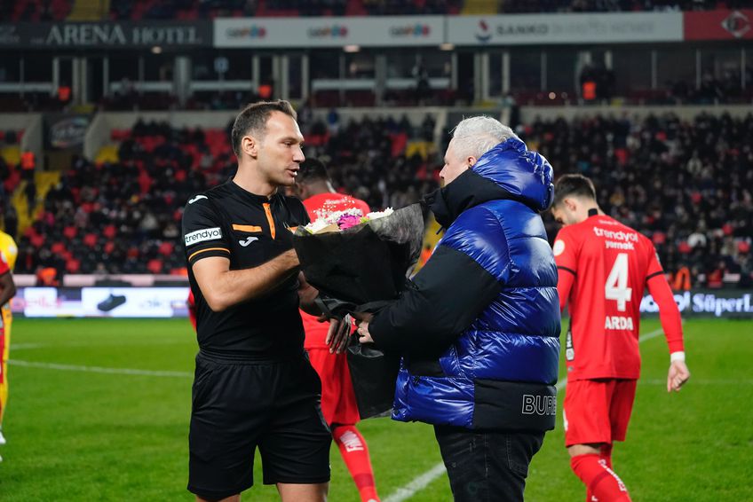 Meciul a fost prefațat de un moment superb. Marius Șumudică i-a înmânat un buchet de flori arbitrului Bahattin Şimşek, un mod de a arăta că este împotriva violenței în fotbal.