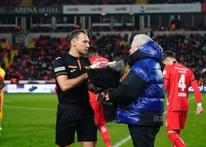 Marius Șumudică a oferit imaginea zilei în fotbalul european » A pășit pe gazon și i-a oferit arbitrului flori + ce au făcut jucătorii