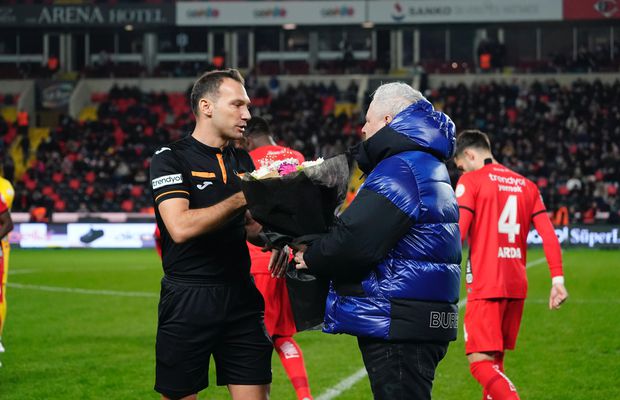 Marius Șumudică a oferit imaginea zilei în fotbalul european » A pășit pe gazon și i-a oferit arbitrului flori + ce au făcut jucătorii