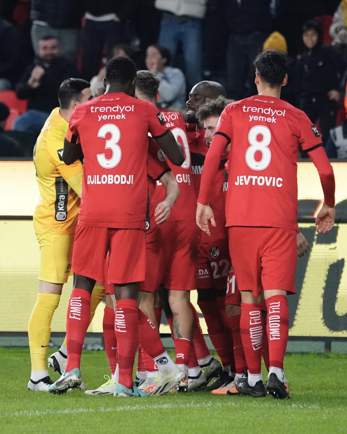 Marius Șumudică a oferit imaginea zilei în fotbalul european » A pășit pe gazon și i-a oferit arbitrului flori + ce au făcut jucătorii