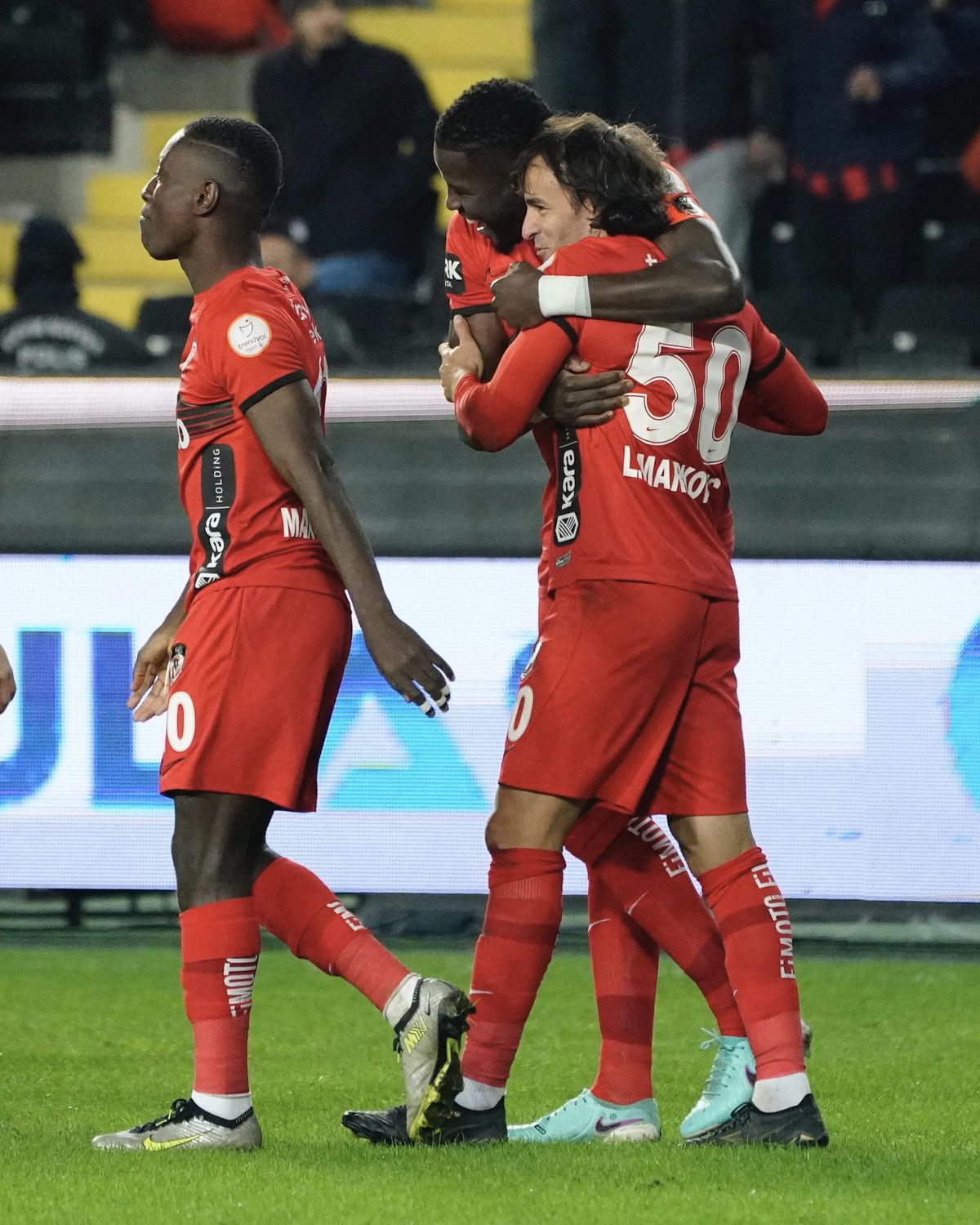 Marius Șumudică a oferit imaginea zilei în fotbalul european » A pășit pe gazon și i-a oferit arbitrului flori + ce au făcut jucătorii