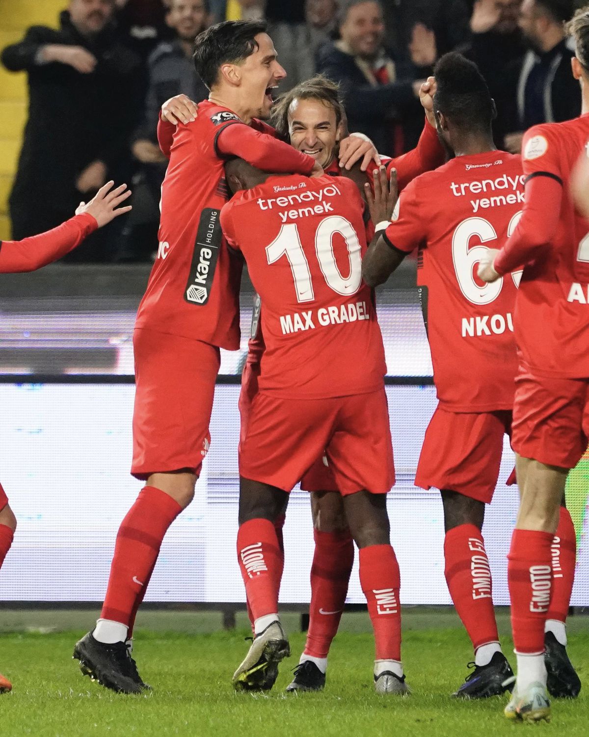 Marius Șumudică a oferit imaginea zilei în fotbalul european » A pășit pe gazon și i-a oferit arbitrului flori + ce au făcut jucătorii