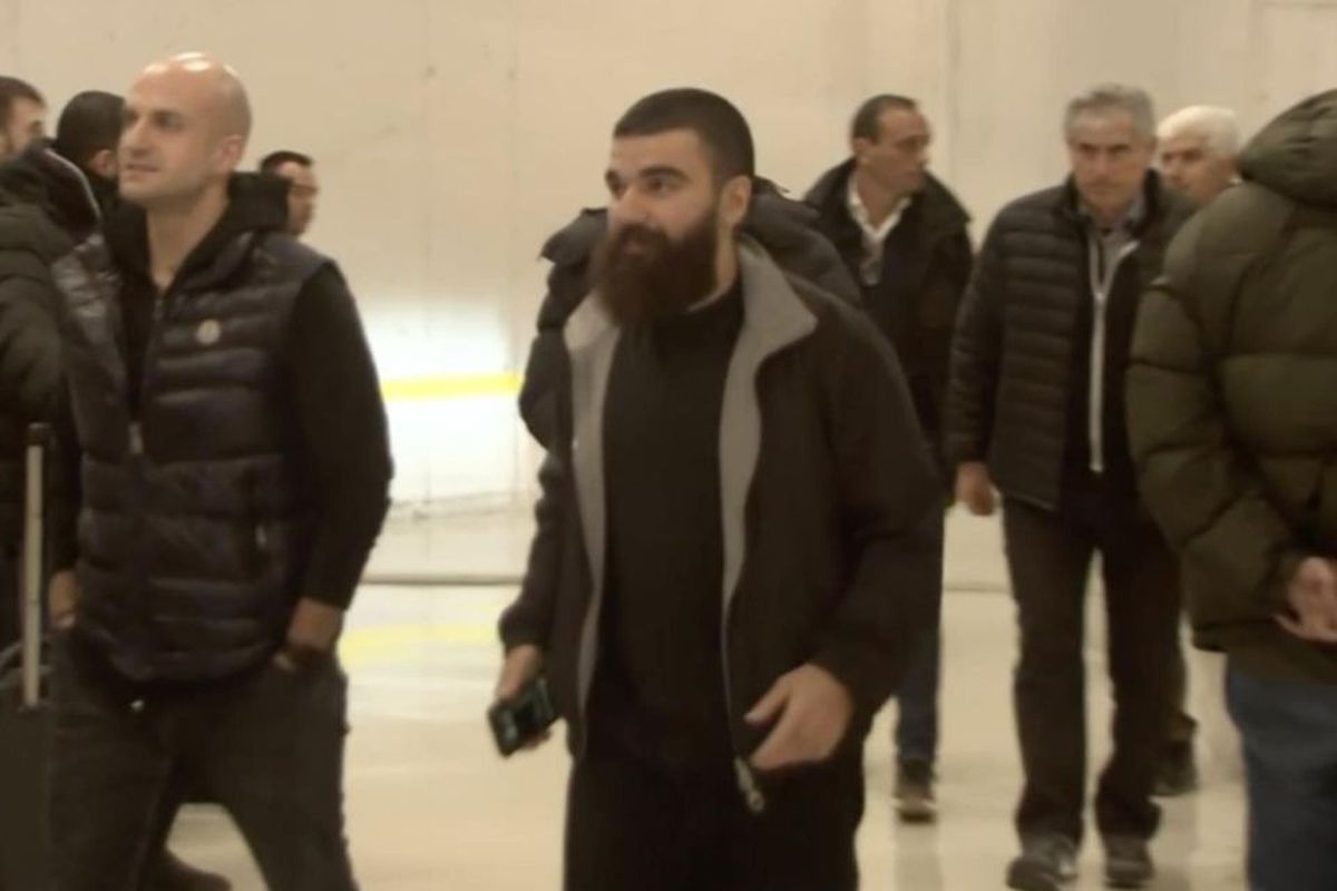 Imagini incredibile în Grecia: încăierare generală la autocarul lui PAOK, Răzvan Lucescu a căzut pe scări!