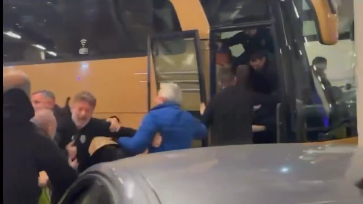 Imagini incredibile în Grecia: încăierare generală la autocarul lui PAOK, Răzvan Lucescu a căzut pe scări!