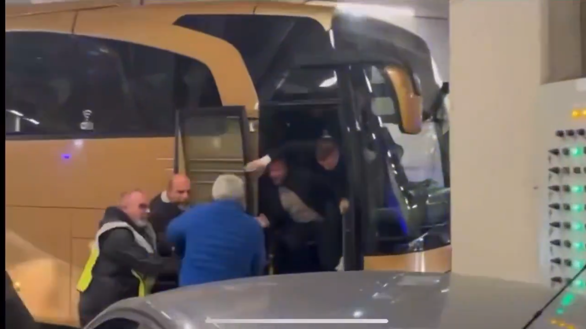 Imagini incredibile în Grecia: încăierare generală la autocarul lui PAOK, Răzvan Lucescu a căzut pe scări!
