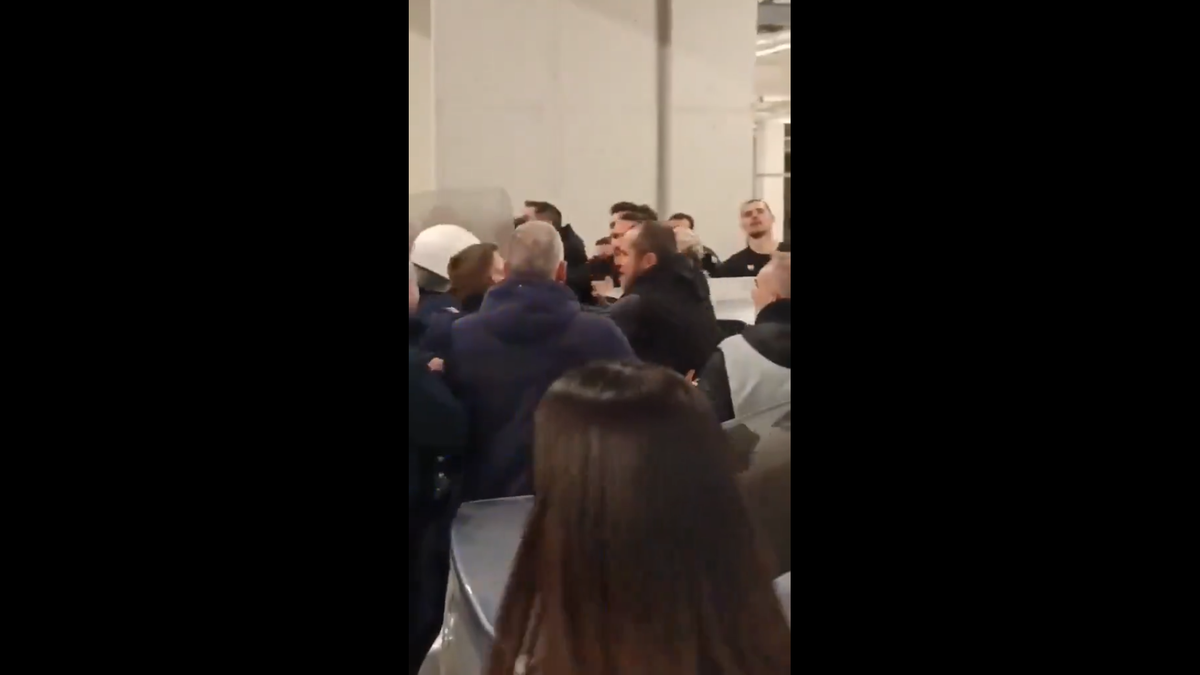 Imagini incredibile în Grecia: încăierare generală la autocarul lui PAOK, Răzvan Lucescu a căzut pe scări!