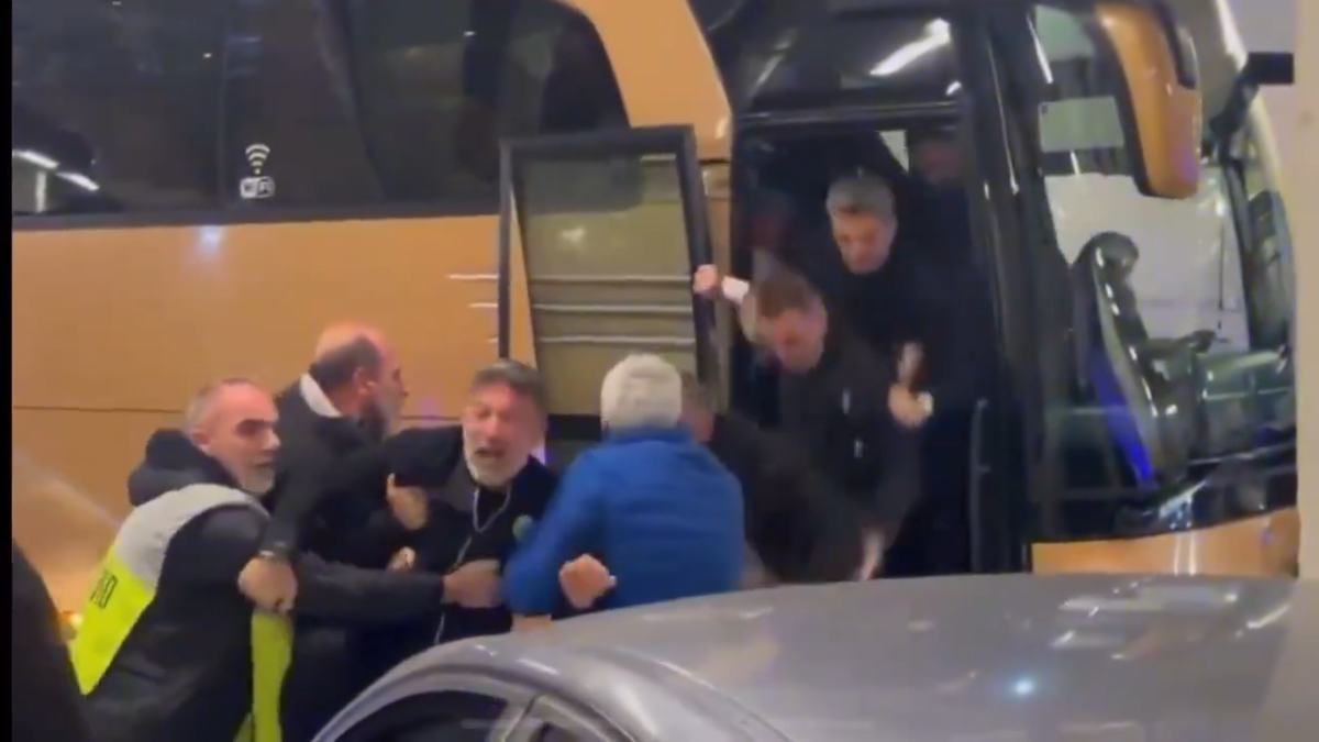 Imagini incredibile în Grecia: încăierare generală la autocarul lui PAOK, Răzvan Lucescu a căzut pe scări!