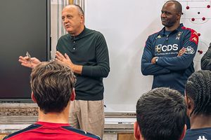 Din dreapta legendarului Patrick Vieira, Dan Șucu le-a ținut un discurs jucătorilor noii echipe » Imagini cu patronul de la Genoa și Rapid