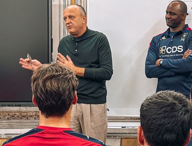 Din dreapta legendarului Patrick Vieira, Dan Șucu și-a prezentat planul în fața fotbaliștilor de la Genoa » Imagini de senzație