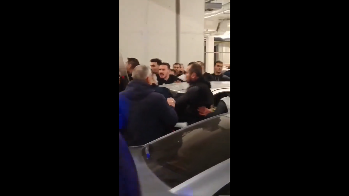 Imagini incredibile în Grecia: încăierare generală la autocarul lui PAOK, Răzvan Lucescu a căzut pe scări!