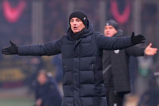Eșec în derby pentru Răzvan Lucescu, într-un meci cu două goluri anulate, roșu și penalty ratat. A urmat scandalul: „Rușine fotbalului grec!”