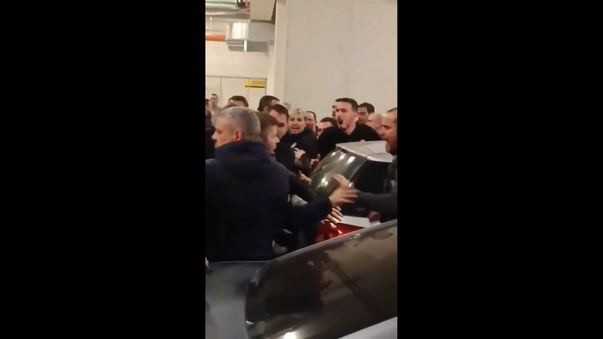 Imagini incredibile în Grecia: încăierare generală la autocarul lui PAOK, Răzvan Lucescu a căzut pe scări!