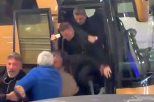 Imagini incredibile în Grecia: încăierare generală la autocarul lui PAOK, Răzvan Lucescu a căzut pe scări!