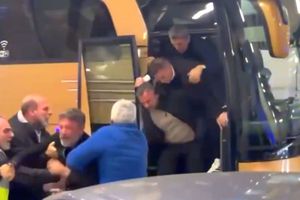 Imagini incredibile în Grecia: încăierare generală la autocarul lui PAOK, Răzvan Lucescu a căzut pe scări!