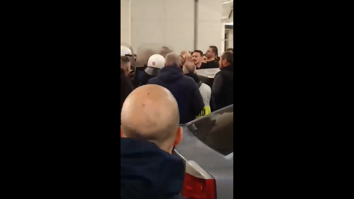 Imagini incredibile în Grecia: încăierare generală la autocarul lui PAOK, Răzvan Lucescu a căzut pe scări!