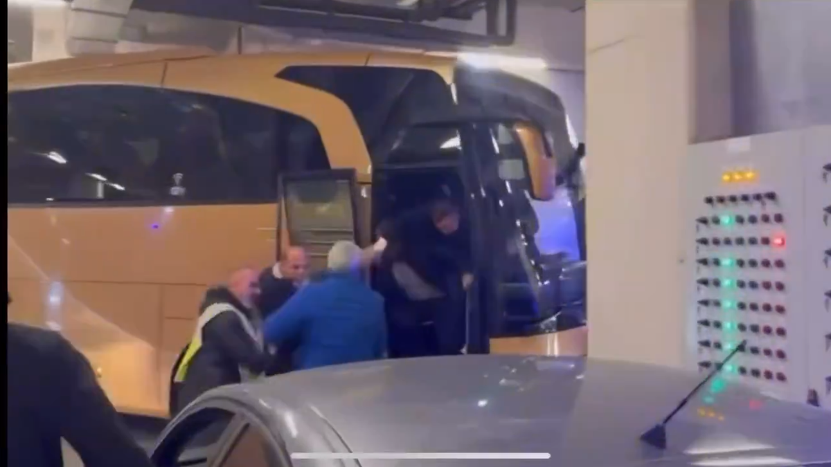 Imagini incredibile în Grecia: încăierare generală la autocarul lui PAOK, Răzvan Lucescu a căzut pe scări!