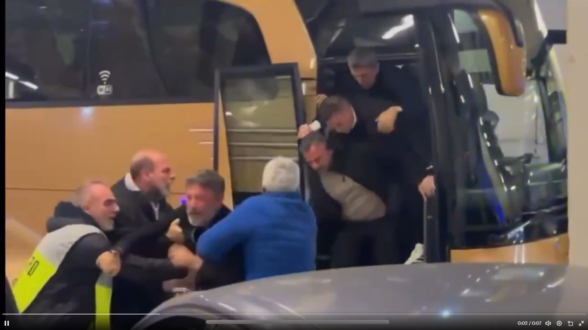 Imagini incredibile în Grecia: Răzvan Lucescu a căzut pe scări