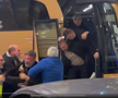 Imagini incredibile în Grecia: încăierare generală la autocarul lui PAOK, Răzvan Lucescu a căzut pe scări!