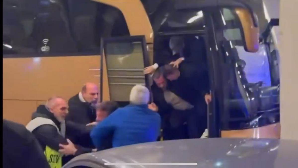 Imagini incredibile în Grecia: încăierare generală la autocarul lui PAOK, Răzvan Lucescu a căzut pe scări!