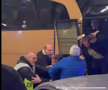 Imagini incredibile în Grecia: încăierare generală la autocarul lui PAOK, Răzvan Lucescu a căzut pe scări!