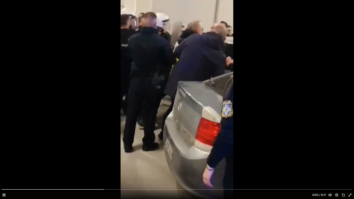 Imagini incredibile în Grecia: încăierare generală la autocarul lui PAOK, Răzvan Lucescu a căzut pe scări!