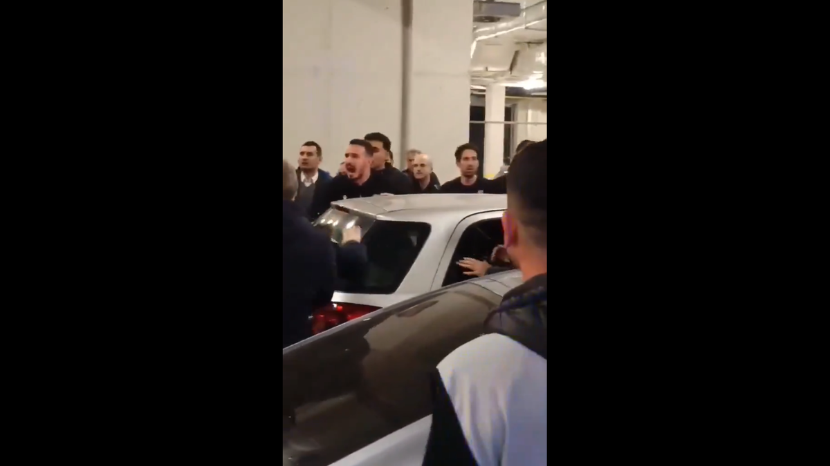 Imagini incredibile în Grecia: încăierare generală la autocarul lui PAOK, Răzvan Lucescu a căzut pe scări!