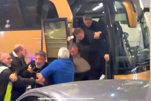 Imagini incredibile în Grecia: încăierare generală la autocarul lui PAOK, Răzvan Lucescu a căzut pe scări!