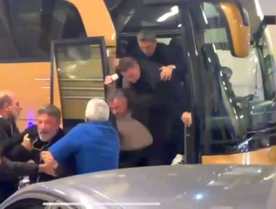 Imagini incredibile în Grecia: încăierare generală la autocarul lui PAOK, Răzvan Lucescu a căzut pe scări!