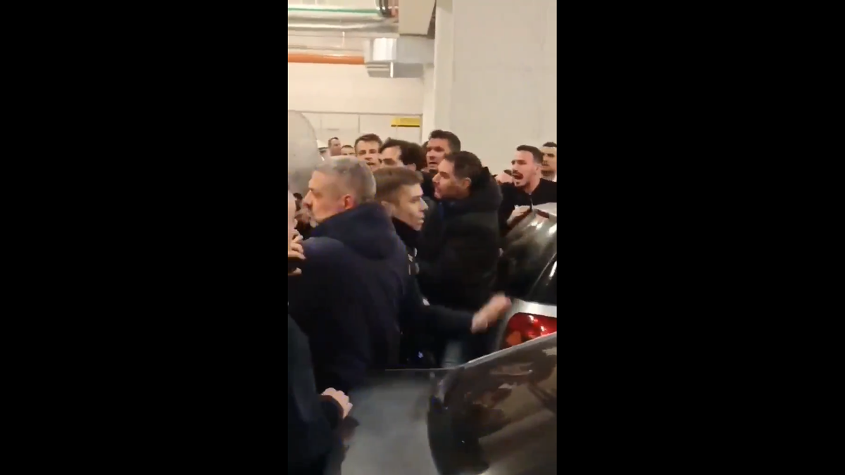 Imagini incredibile în Grecia: încăierare generală la autocarul lui PAOK, Răzvan Lucescu a căzut pe scări!