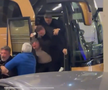 Imagini incredibile în Grecia: încăierare generală la autocarul lui PAOK, Răzvan Lucescu a căzut pe scări!