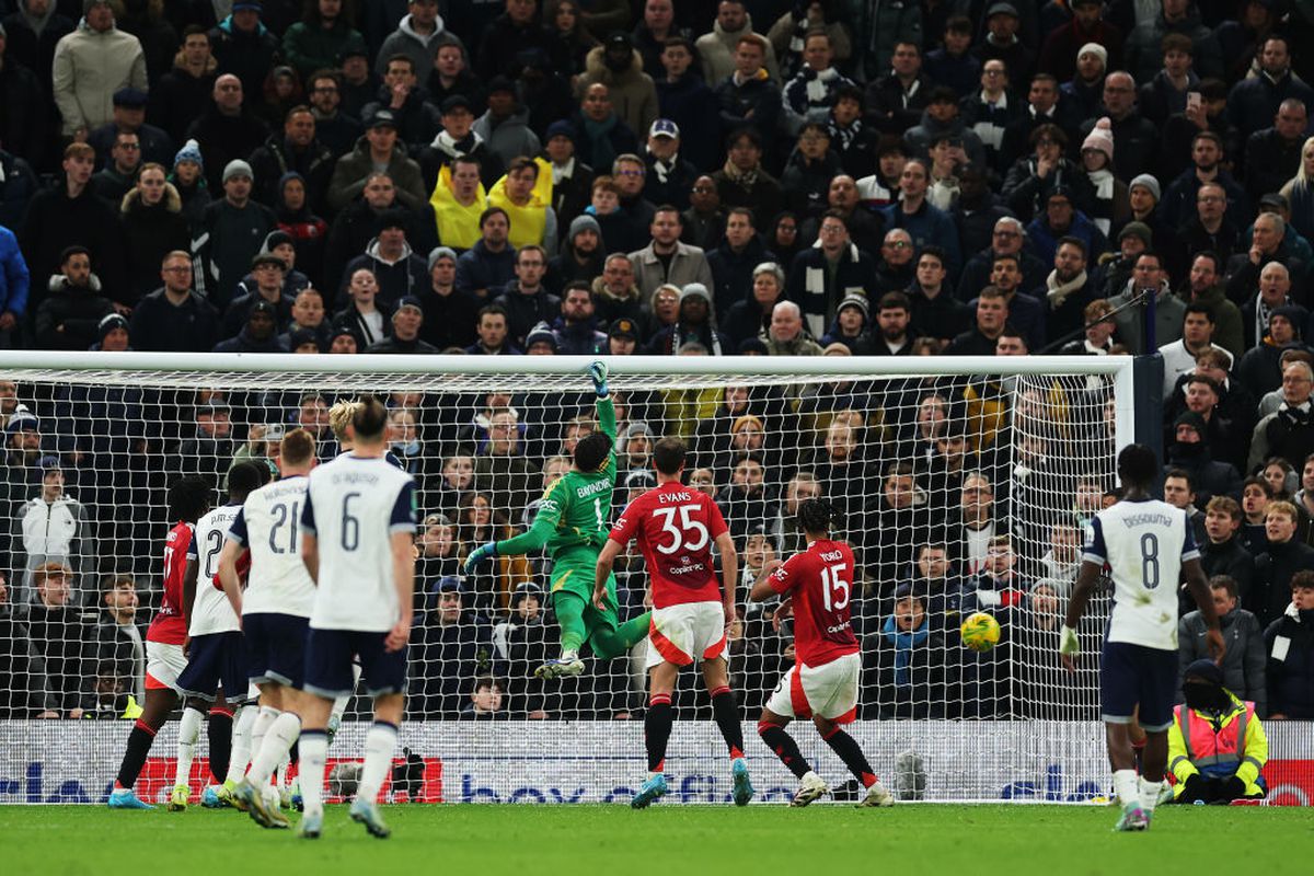 Radu Drăgușin, integralist într-un thriller cu 7 goluri » Tottenham a trecut de United și e în semifinalele Cupei Ligii