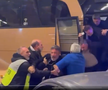 Imagini incredibile în Grecia: încăierare generală la autocarul lui PAOK, Răzvan Lucescu a căzut pe scări!