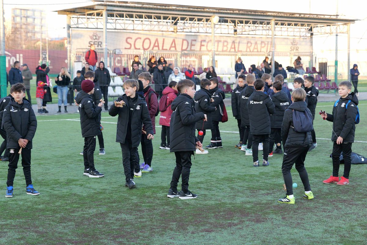 Jucătorul Rapidului a intrat în rolul de Moș Crăciun pentru copiii din Academie » Care a fost cel mai râvnit accesoriu