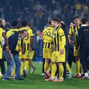 Marios Iliopoulos, sărbătorind victoria cu jucătorii lui AEK // foto: Imago Images